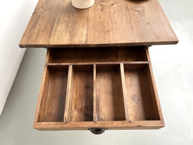 Petite table de ferme en pin aux pieds tournés, vue 26
