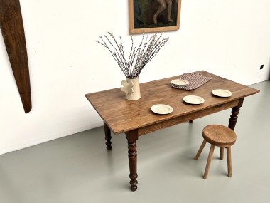 Petite table de ferme en pin aux pieds tournés, vue 30