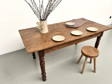Petite table de ferme en pin aux pieds tournés, vue 32