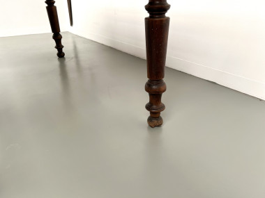 Petite table de ferme en pin aux pieds tournés, vue 33