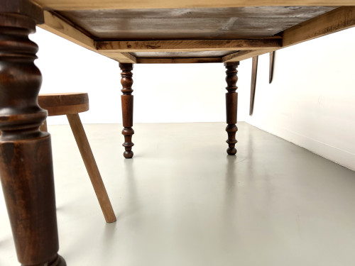 Petite table de ferme en pin aux pieds tournés, vue 34