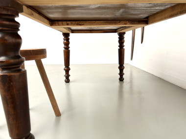 Petite table de ferme en pin aux pieds tournés, vue 34