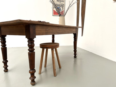 Petite table de ferme en pin aux pieds tournés, vue 35