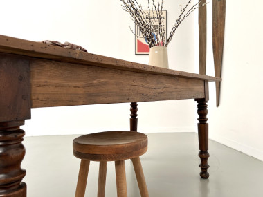 Petite table de ferme en pin aux pieds tournés, vue 36