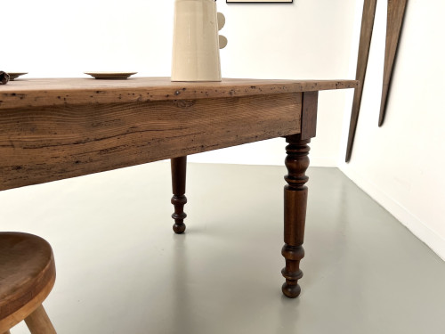 Petite table de ferme en pin aux pieds tournés, vue 38
