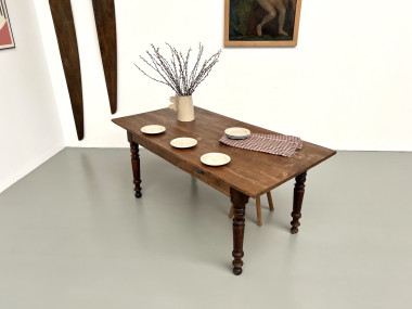 Petite table de ferme en pin aux pieds tournés, vue 40