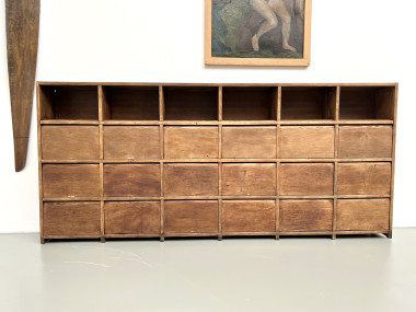 Meuble de métier ancien à 24 casiers, vue 3