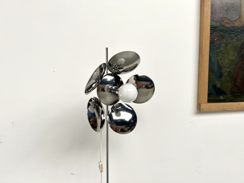 Lampadaire moderniste en métal chromé, vue 2