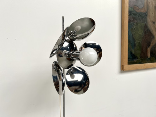 Lampadaire moderniste en métal chromé, vue 3
