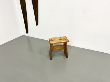 Tabouret en pin massif, DLG Charlotte Perriand, vue 2