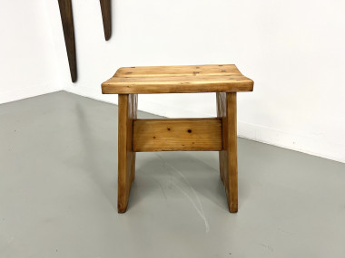 Tabouret en pin massif, DLG Charlotte Perriand, vue 3