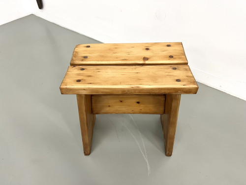 Tabouret en pin massif, DLG Charlotte Perriand, vue 4
