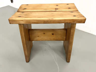 Tabouret en pin massif, DLG Charlotte Perriand, vue 5