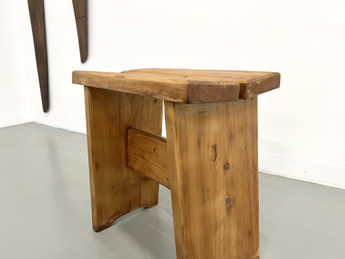 Tabouret en pin massif, DLG Charlotte Perriand, vue 8