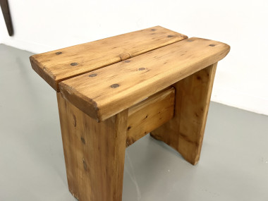 Tabouret en pin massif, DLG Charlotte Perriand, vue 12