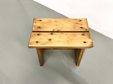 Tabouret en pin massif, DLG Charlotte Perriand, vue 14