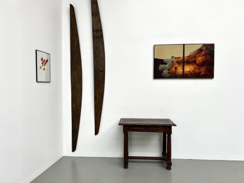 Petite table à écrire en chêne sculpté, XIXe siècle, vue 1