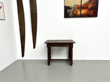 Petite table à écrire en chêne sculpté, XIXe siècle, vue 2