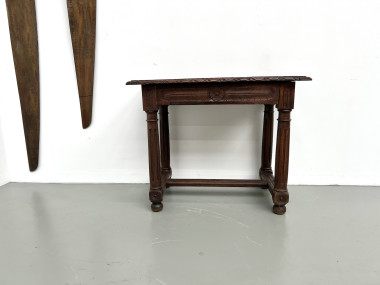 Petite table à écrire en chêne sculpté, XIXe siècle, vue 3