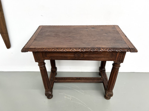 Petite table à écrire en chêne sculpté, XIXe siècle, vue 4
