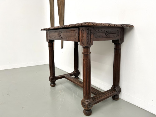 Petite table à écrire en chêne sculpté, XIXe siècle, vue 10