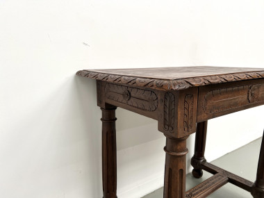 Petite table à écrire en chêne sculpté, XIXe siècle, vue 14