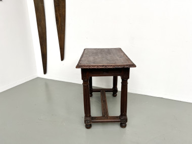 Petite table à écrire en chêne sculpté, XIXe siècle, vue 16