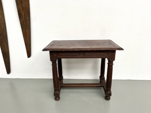 Petite table à écrire en chêne sculpté, XIXe siècle, vue 19