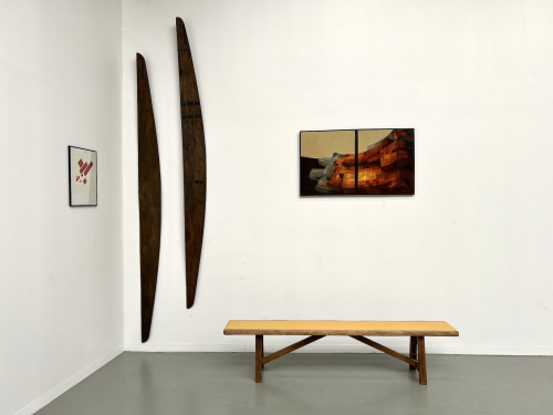 Banc brutaliste, assise jaune "pop", vue 1