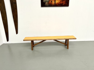 Banc brutaliste, assise jaune "pop", vue 2