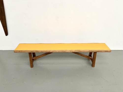 Banc brutaliste, assise jaune "pop", vue 3