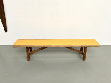 Banc brutaliste, assise jaune "pop", vue 3