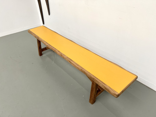 Banc brutaliste, assise jaune "pop", vue 4