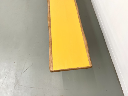 Banc brutaliste, assise jaune "pop", vue 5