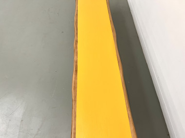 Banc brutaliste, assise jaune "pop", vue 6