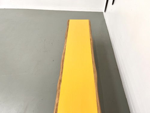 Banc brutaliste, assise jaune "pop", vue 7
