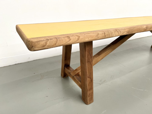 Banc brutaliste, assise jaune "pop", vue 9