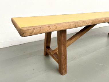 Banc brutaliste, assise jaune "pop", vue 9
