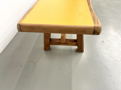 Banc brutaliste, assise jaune "pop", vue 10