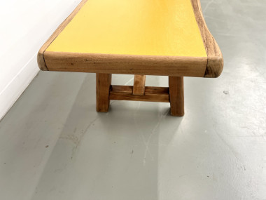 Banc brutaliste, assise jaune "pop", vue 10