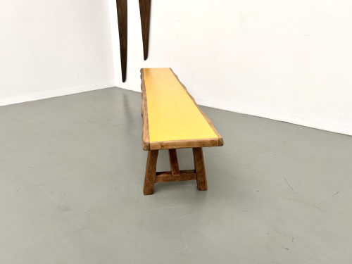 Banc brutaliste, assise jaune "pop", vue 11