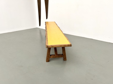 Banc brutaliste, assise jaune "pop", vue 11