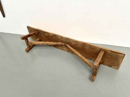 Banc brutaliste, assise jaune "pop", vue 13