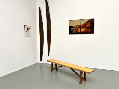 Banc brutaliste, assise jaune "pop", vue 14