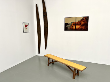 Banc brutaliste, assise jaune "pop", vue 15