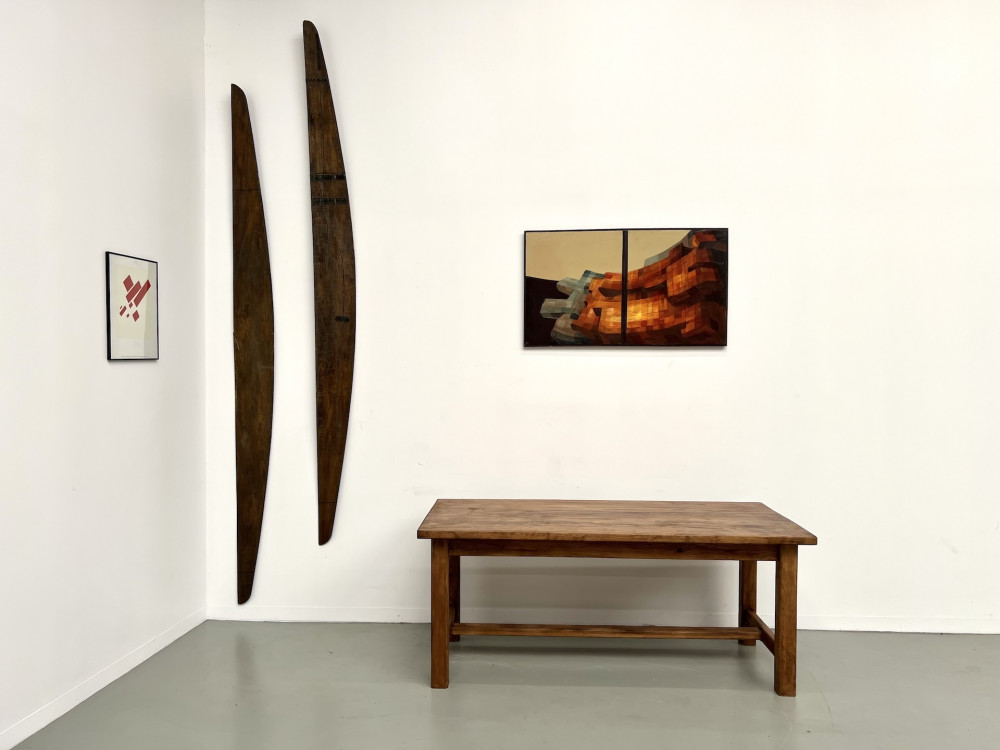 Table moderniste en pin massif – Années 70, vue 1
