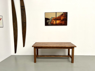 Table moderniste en pin massif – Années 70, vue 2