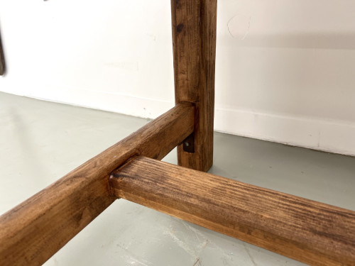 Table moderniste en pin massif – Années 70, vue 19