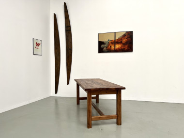 Table moderniste en pin massif – Années 70, vue 23
