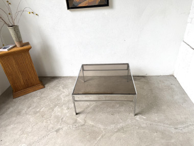 Table basse moderniste en chrome et verre fumé, vers 1970., vue 2